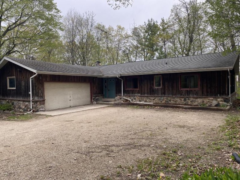 28902 Grove Ln Waterford, WI 53185-5318 by Benefit Realty $189,000