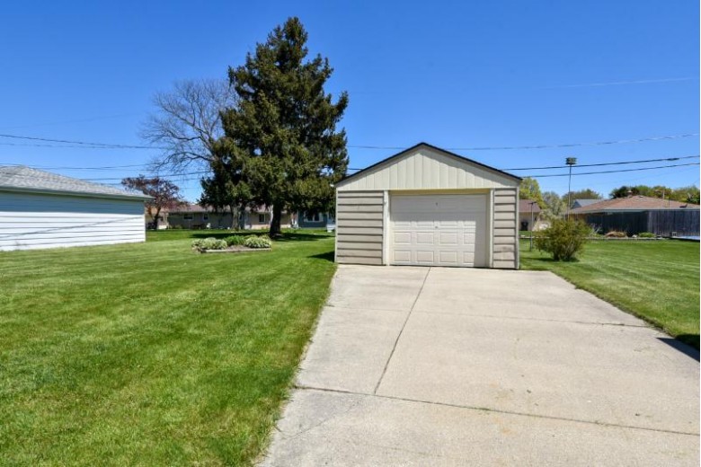 5580 S Kirkwood Ave Cudahy, WI 53110-2333 by Shorewest Realtors - South Metro $199,900