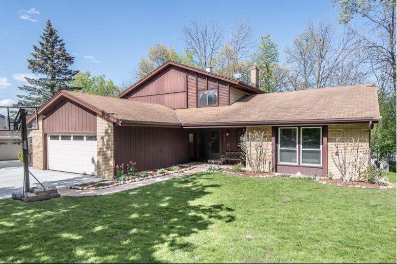 2425 Pebble Valley Rd 2427 Waukesha, WI 53188-2020 by Shorewest Realtors, Inc. $389,900