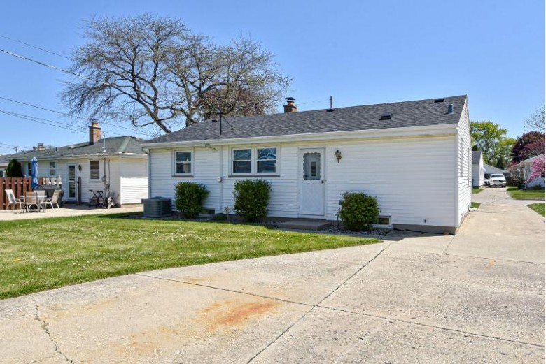 7830 32nd Ave Kenosha, WI 53142-4622 by Realtypro Professional Real Estate Group $199,900