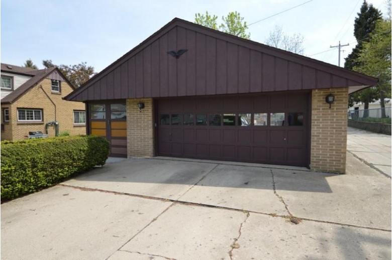 1700 17th Ave, South Milwaukee, WI by Hometowne Realty Llc $225,000