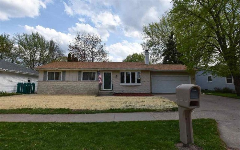 735 W Linwood Avenue Oshkosh, WI 54901-1822 by RE/MAX On The Water $179,900