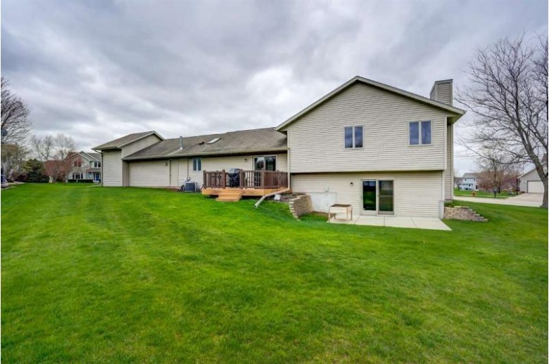 678 N Woods Edge Dr Oregon, WI 53575 by Re/Max Preferred $390,000