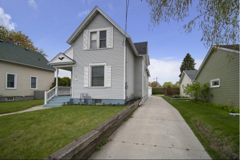 1410 S 16th St Manitowoc, WI 54220-5614 by Coldwell Banker Real Estate Group~manitowoc $109,900