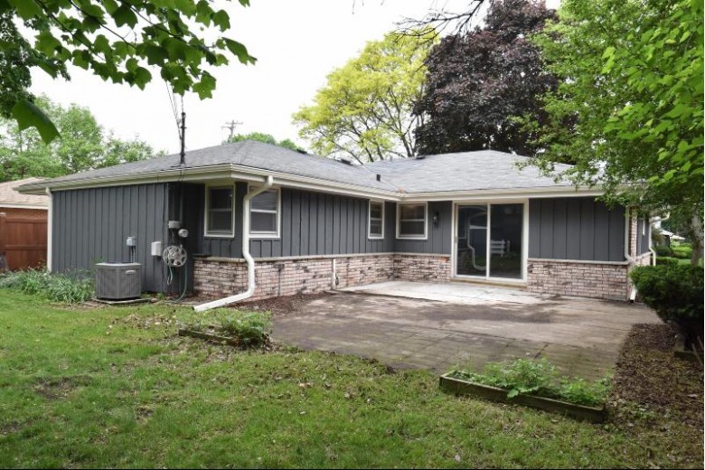 8005 W Manitoba St West Allis, WI 53219-2745 by Re/Max Lakeside-27th $249,900