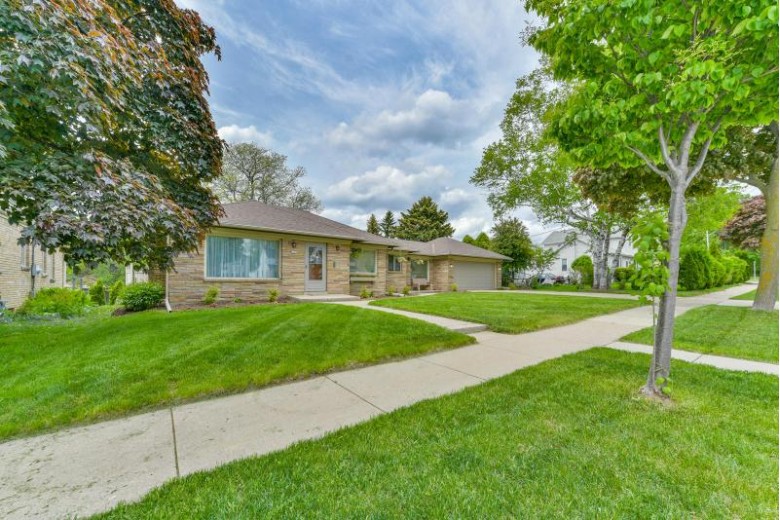 4525 S Howell Ave Milwaukee, WI 53207-5809 by Buyers Vantage $209,900