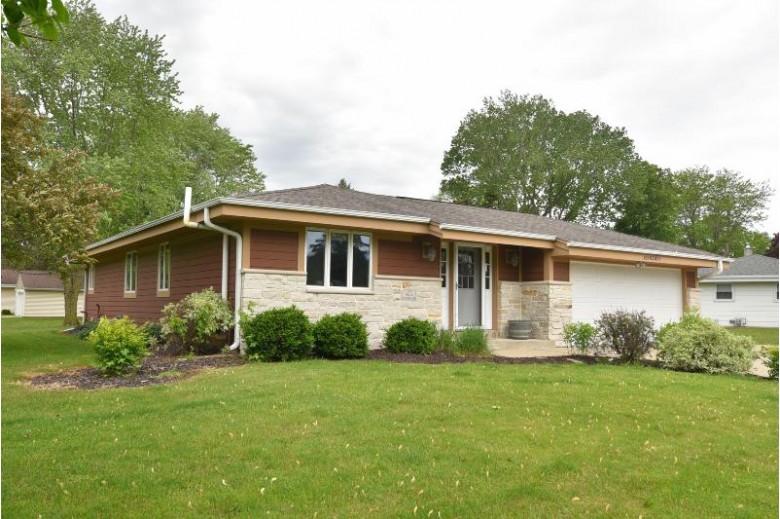 N59W23425 Clover Dr Sussex, WI 53089-3811 by Homestead Realty, Inc~milw $319,900