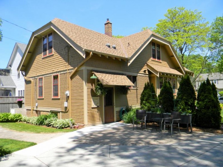 4915 N Cumberland Blvd Whitefish Bay, WI 53217-6054 by Homeowners Concept $499,900