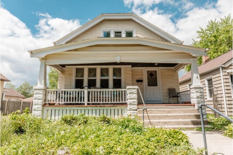 2821 S 34th St Milwaukee, WI 53215 by Re/Max Liberty $199,900