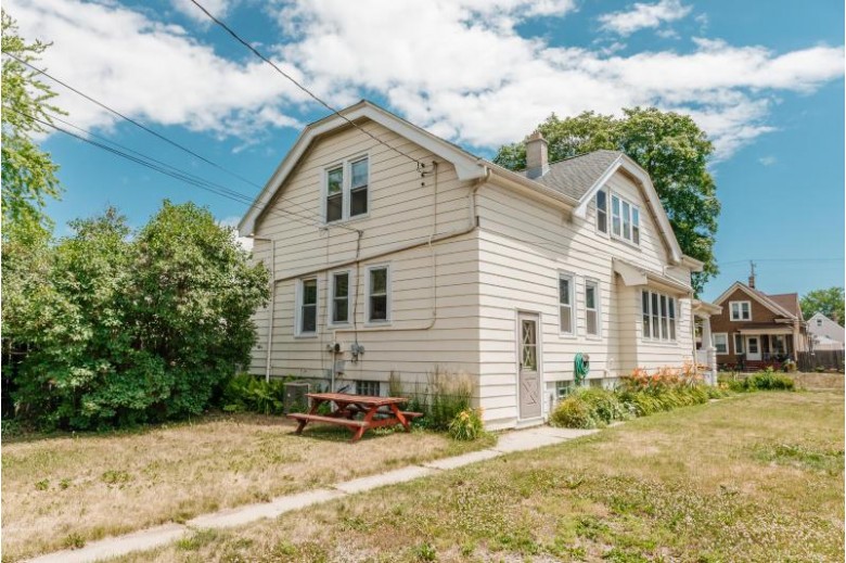 2821 S 34th St Milwaukee, WI 53215 by Re/Max Liberty $199,900