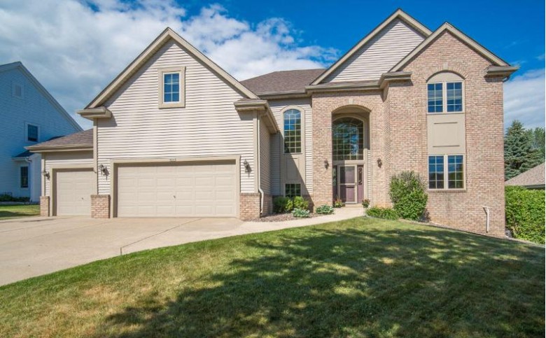 8041 S Meadowcreek Ct, Franklin, WI by Exsell Real Estate Experts Llc $495,000