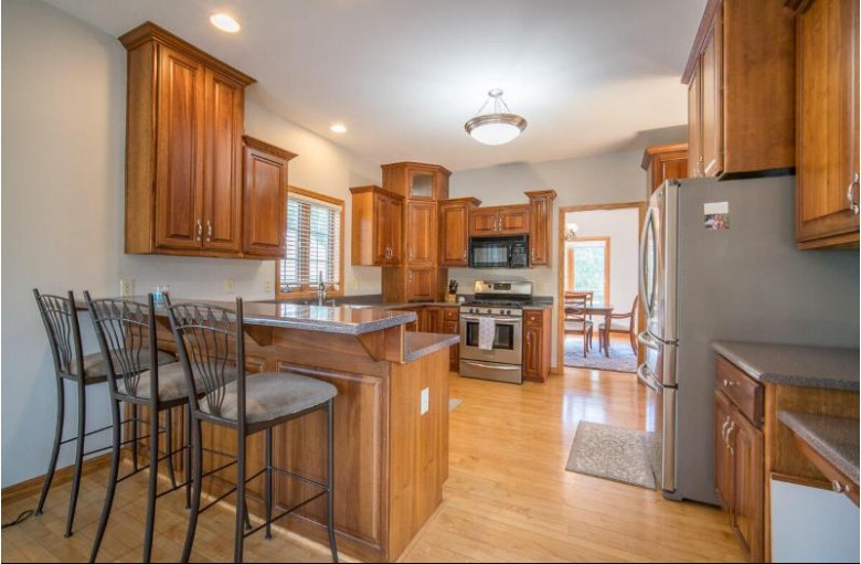8041 S Meadowcreek Ct, Franklin, WI by Exsell Real Estate Experts Llc $495,000