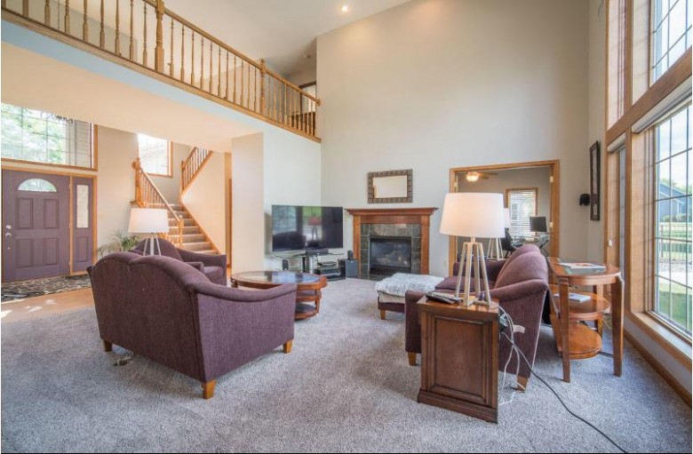 8041 S Meadowcreek Ct Franklin, WI 53132-8350 by Exsell Real Estate Experts Llc $495,000