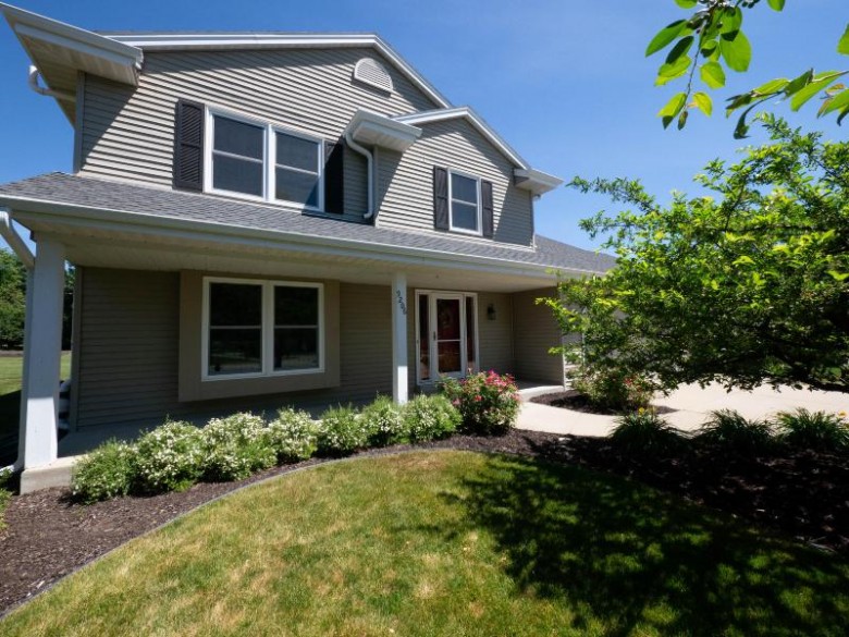 9206 S Thorncrest Ct, Franklin, WI by Redefined Realty Advisors Llc $399,900