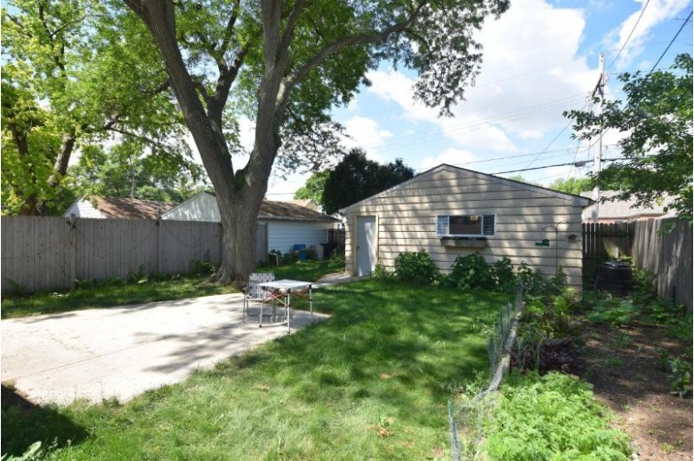2825 N 81st St Milwaukee, WI 53222-4852 by Shorewest Realtors, Inc. $200,000