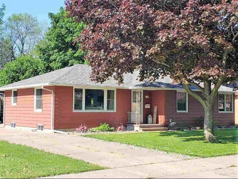 147 W 25th Avenue Oshkosh, WI 54902-7213 by RE/MAX On The Water $179,500