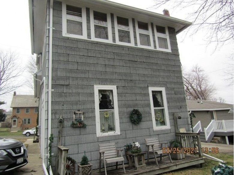 211 Oneida St Beaver Dam, WI 53916 by Yellow House Realty $94,900