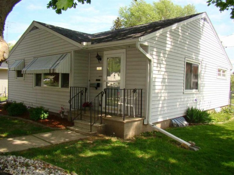 1005 Macarthur Dr, Beaver Dam, WI by Re/Max Prime $198,000