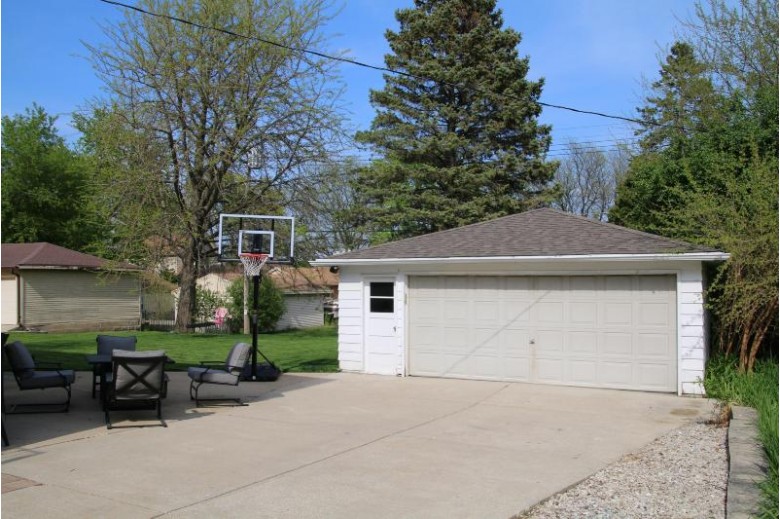 2220 N 115th St Wauwatosa, WI 53226-2223 by Moving Forward Realty $299,900