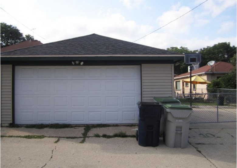 5531 W Roosevelt Dr Milwaukee, WI 53216-3151 by Shorewest Realtors, Inc. $139,900