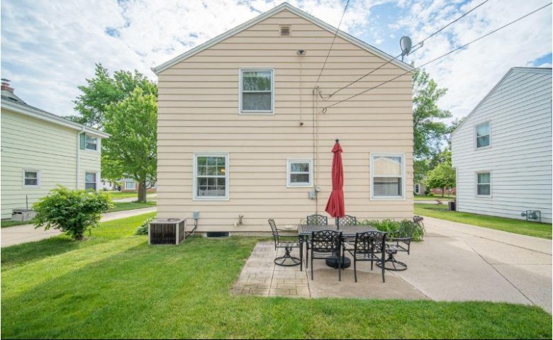 3333 S 53rd St Milwaukee, WI 53219-4554 by Re/Max Realty Pros~milwaukee $255,000