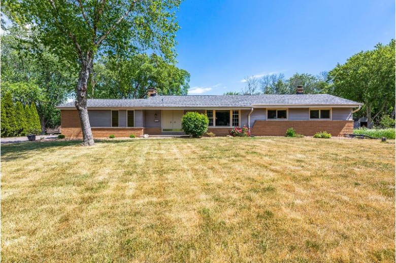 8414 W Hillview Dr, Mequon, WI by Listwithfreedom.com $339,000