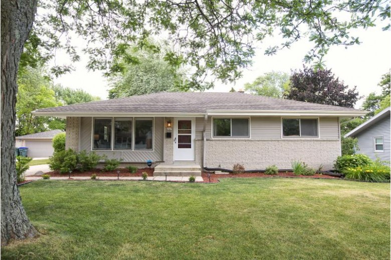 6427 Manchester Dr Greendale, WI 53129-1214 by Re/Max Realty Pros~milwaukee $255,000