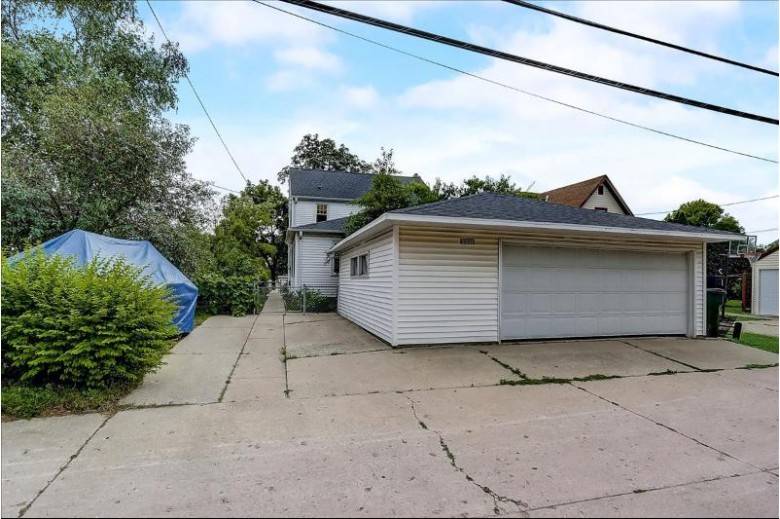10508 W Lincoln Ave, West Allis, WI by Kelly Barrett Real Estate $259,900