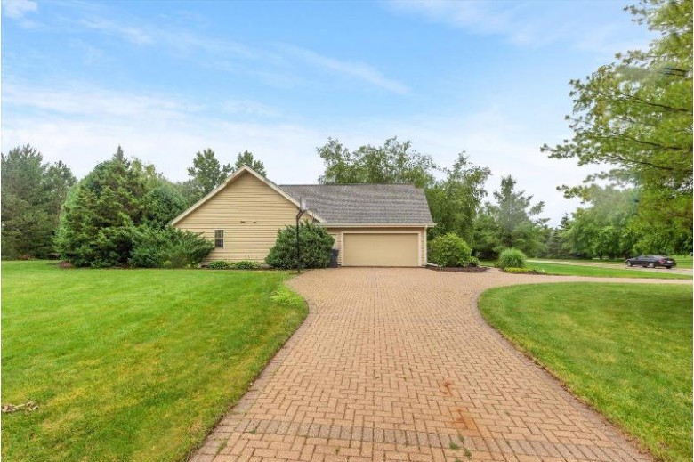 W275N7186 Glacier Pass Hartland, WI 53029-8201 by Redefined Realty Advisors Llc $474,500