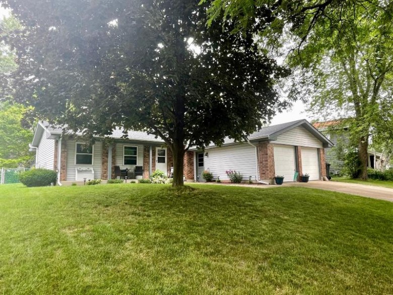 2808 Sussex Ln Waukesha, WI 53188-1337 by Elements Realty Llc $365,000