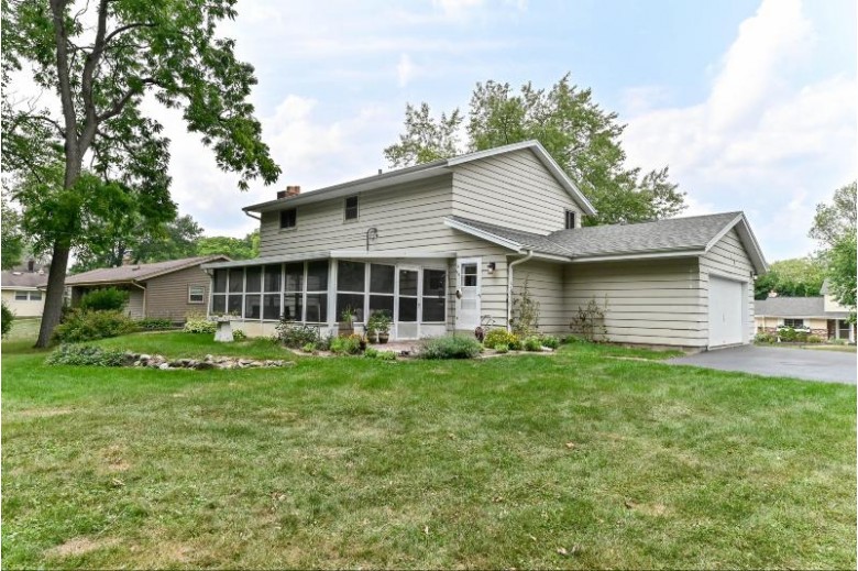 14435 W Rogers Dr New Berlin, WI 53151-2334 by Re/Max Realty Pros~brookfield $345,000