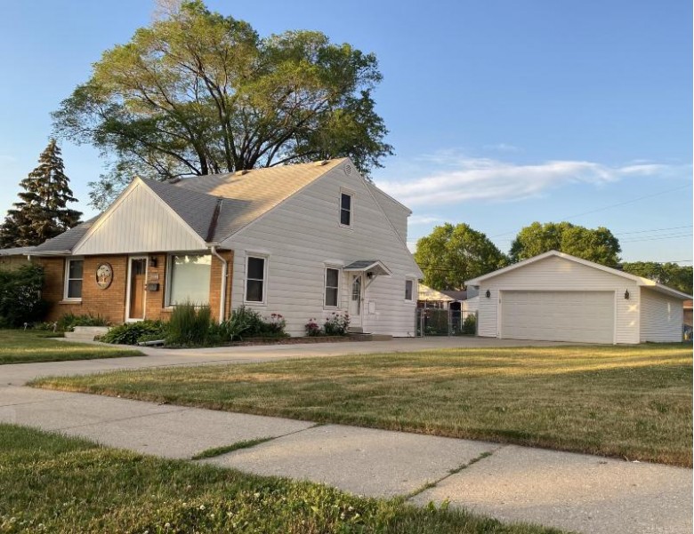 2818 S 106th St West Allis, WI 53227 by Re/Max Realty Pros~brookfield $235,000