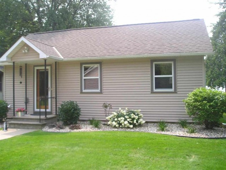 4950 Island View Drive Oshkosh, WI 54901-1360 by First Weber Real Estate $325,000