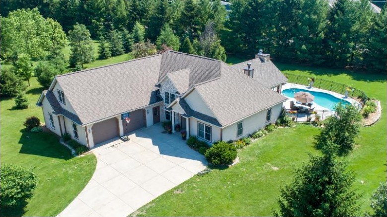 520 S Hunters Xing, Slinger, WI by Homestead Advisors $519,900
