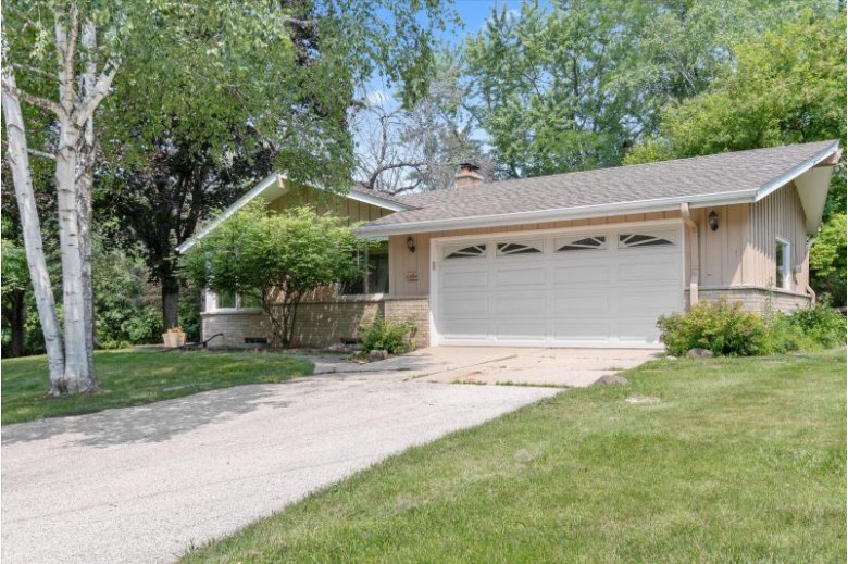 4404 N Menomonee River Pkwy Wauwatosa, WI 53225-4432 by Re/Max Realty Pros~brookfield $300,000