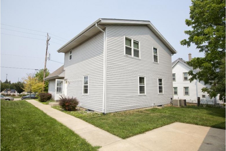 1013 Davis Ave South Milwaukee, WI 53172-1226 by Re/Max Realty Pros~milwaukee $269,900