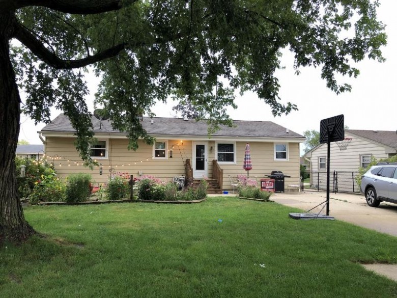1336 Lakeview Ave South Milwaukee, WI 53172-3534 by Done Deal Realty, Llc $244,900