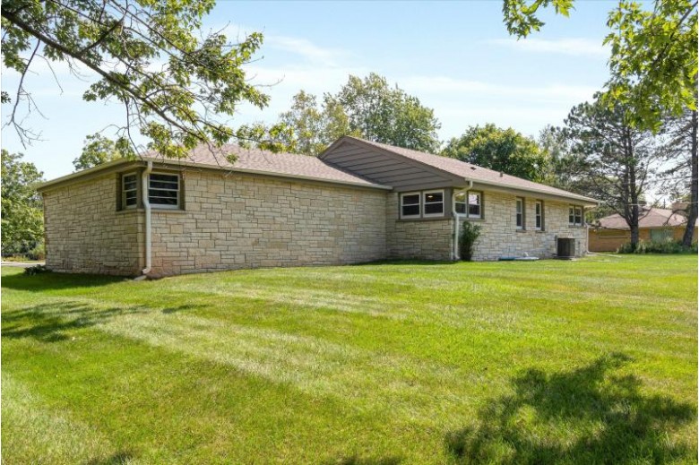 11315 N Mulberry Dr Mequon, WI 53092-3030 by Riverwest Realty Milwaukee $449,000