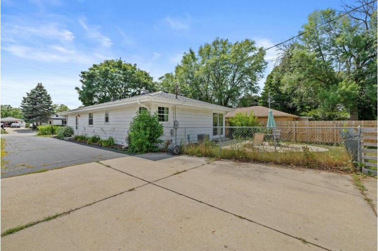 5332 W Allerton Ave Greenfield, WI 53220 by Mid-Coast Mke Realty $260,000