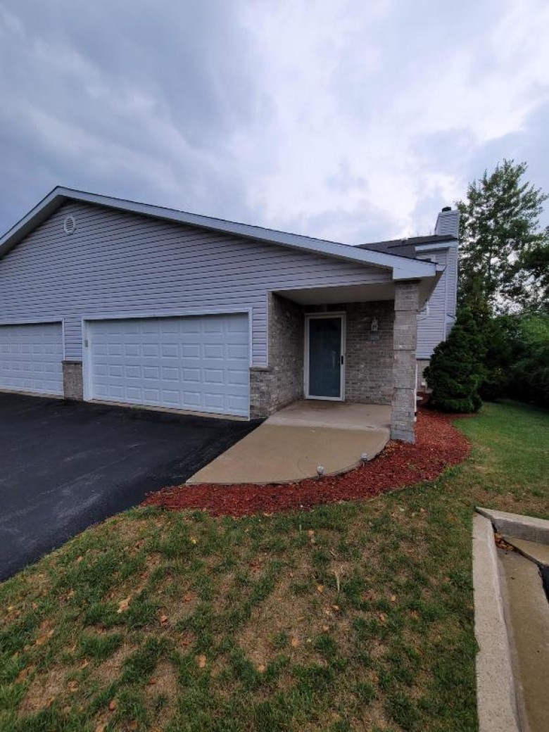 3396 W Sycamore St Franklin, WI 53132-8348 by Realty Executives - Elite $260,000