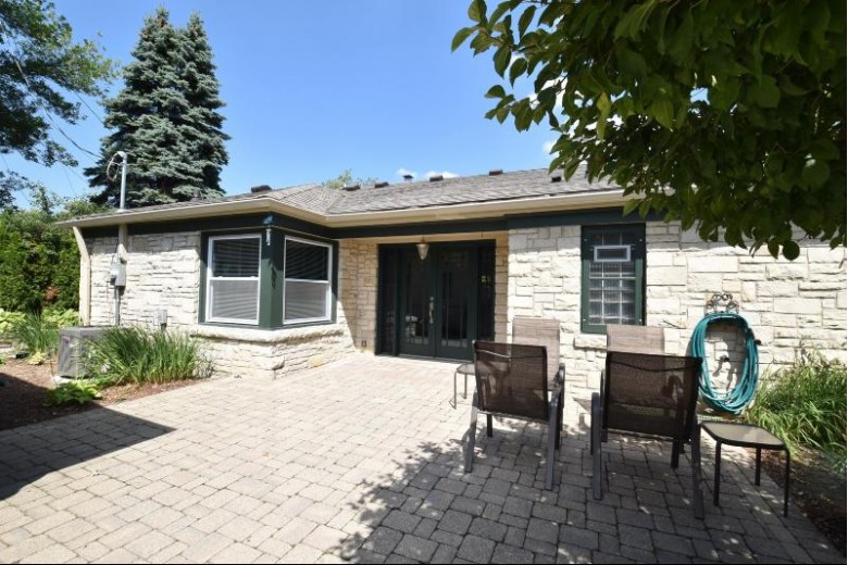 7117 Wellauer Dr, Wauwatosa, WI by Homeowners Concept $399,900