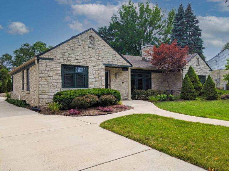 7117 Wellauer Dr, Wauwatosa, WI by Homeowners Concept $399,900