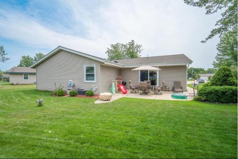 10735 S Maass Ct Oak Creek, WI 53154-7045 by Exsell Real Estate Experts Llc $329,900