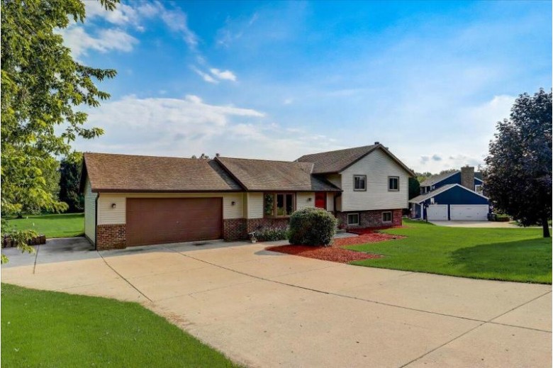 S44W25687 Maryanna Dr Waukesha, WI 53189-7709 by Realty Executives Integrity~brookfield $345,000