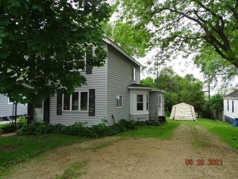 816 E Cook St Portage, WI 53901 by Johnson Realty $129,900