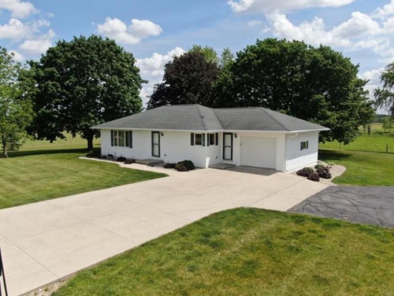595 Bass Lake Rd Stoughton, WI 53589 by United Country Midwest Lifestyle Properties $585,000