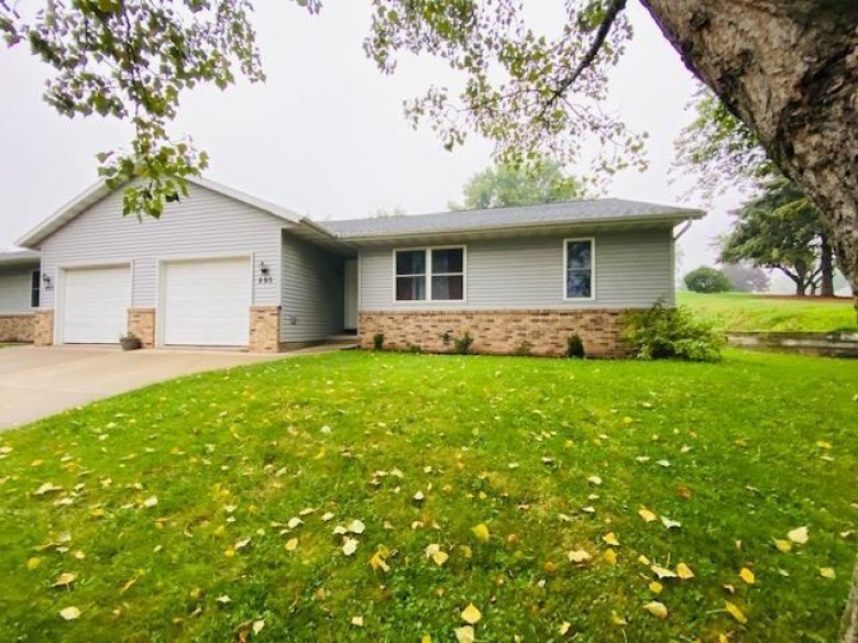 895 Iroquois Cir Baraboo, WI 53913 by Re/Max Grand $185,000