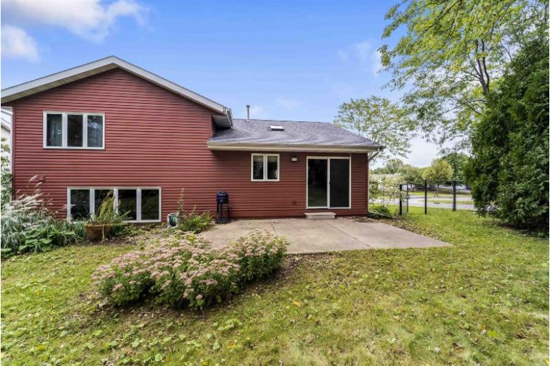 6201 Thornebury Dr Madison, WI 53719 by Mhb Real Estate $324,900