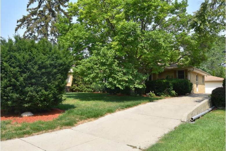1728 Beech St South Milwaukee, WI 53172 by Shorewest Realtors, Inc. $240,000