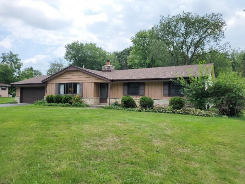 13675 W Cold Spring Rd, New Berlin, WI by Homeowners Concept Save More R $319,900